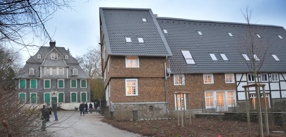 Gut Harkorten mit Herrenhaus (Mitte) und bereits renoviertem Geburtshaus