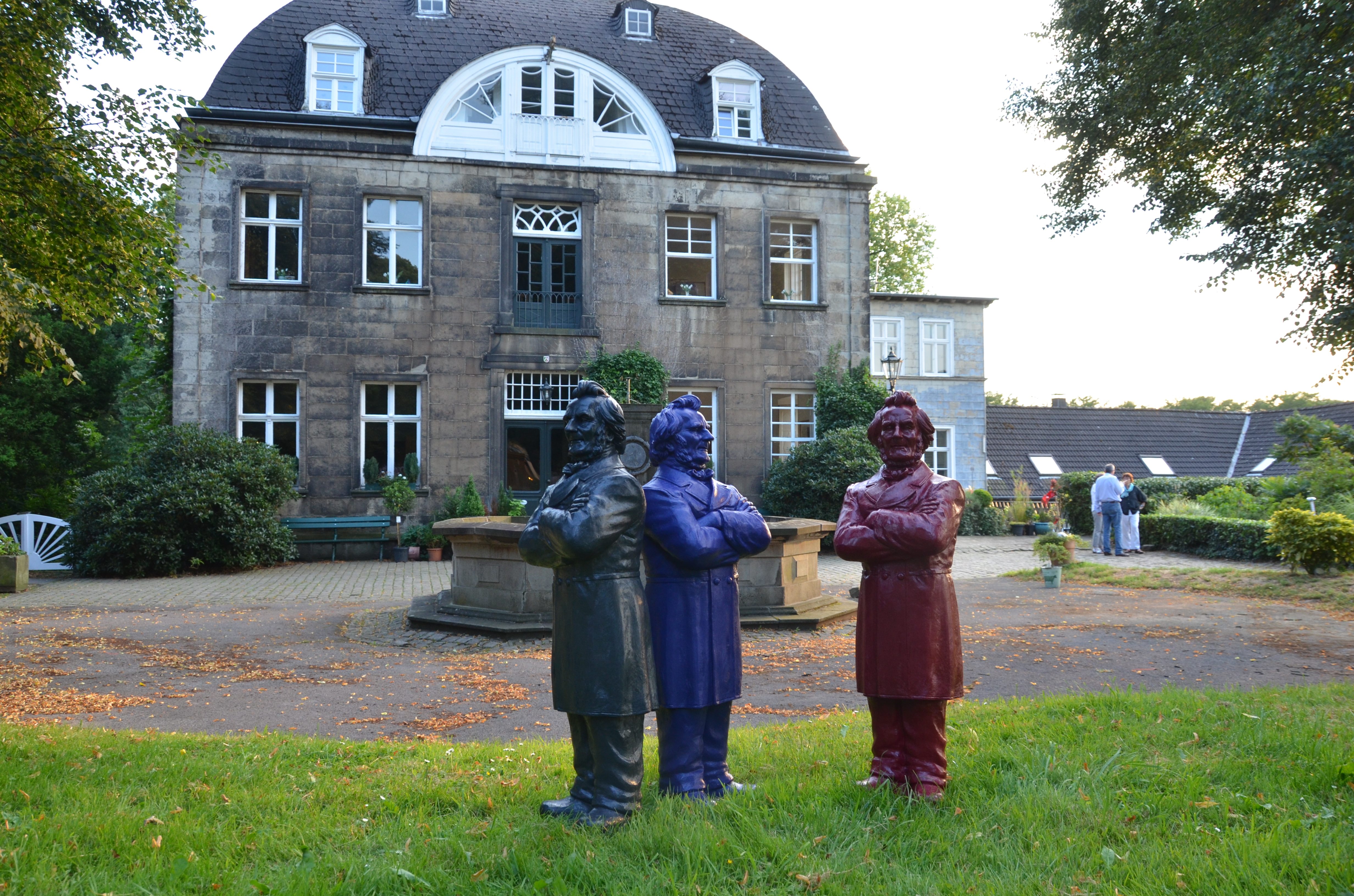 Friedrich-Harkort-Skulpturen vor Haus Schede in Herdecke © Foto: Dr. Dr. Meinhard Esser