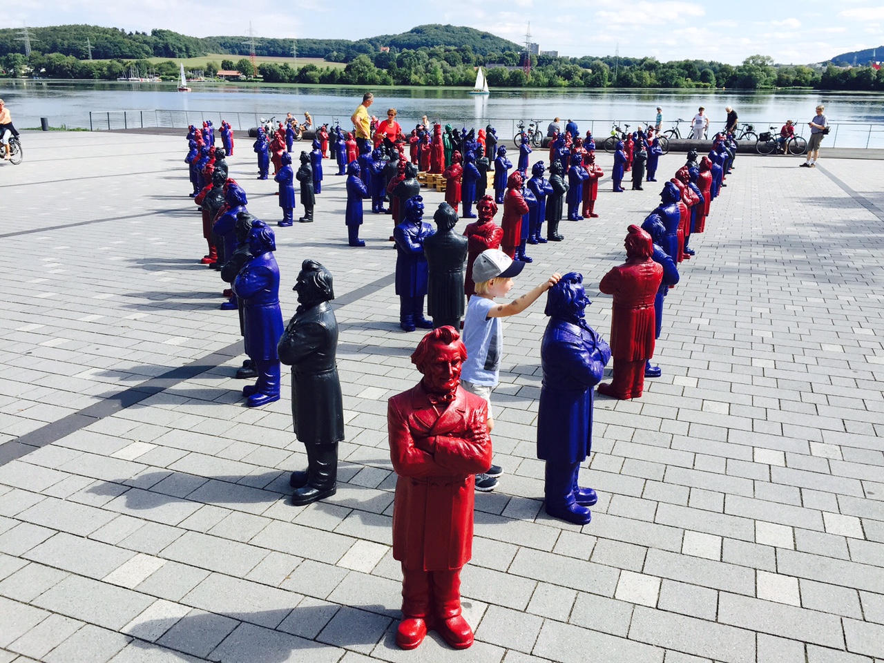 Installation mit 125 Friedrich-Harkort-Skulpturen auf dem Platz am See am 29. und 30.09.2015 in Wetter (Ruhr)