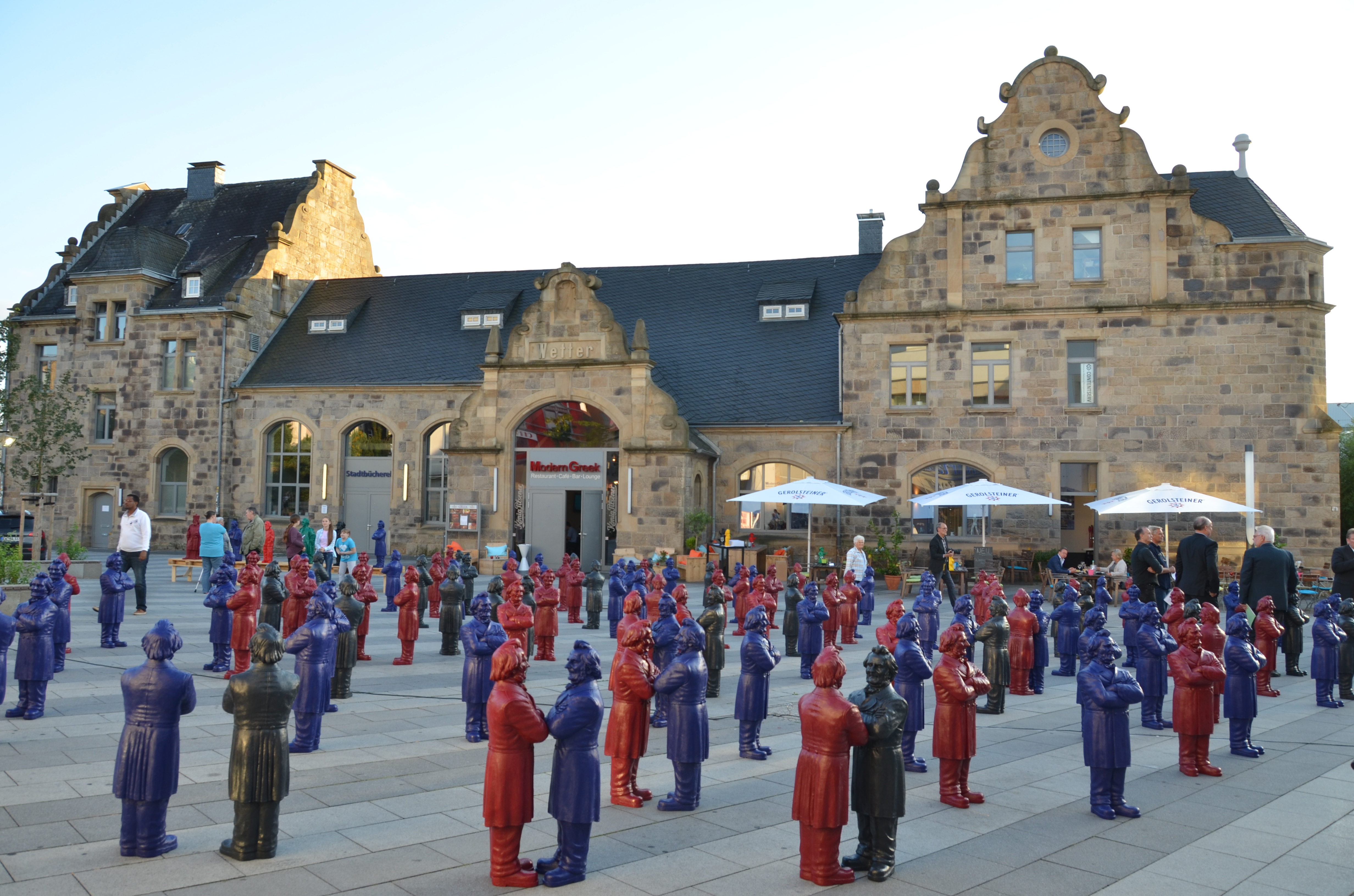 Installation mit 125 Friedrich-Harkort-Skulpturen auf dem Bahnhofsplatz am 28.09.2015 in Wetter (Ruhr)