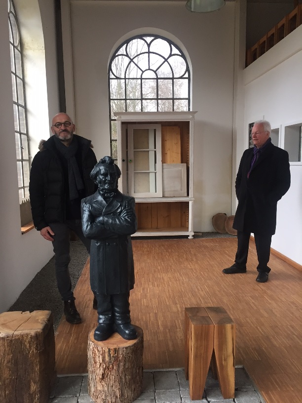 Übergabe einer grauen MeinFriedrich-Skulptur an Kai Vormann - Spender Ulrich Stahl hinten rechts
