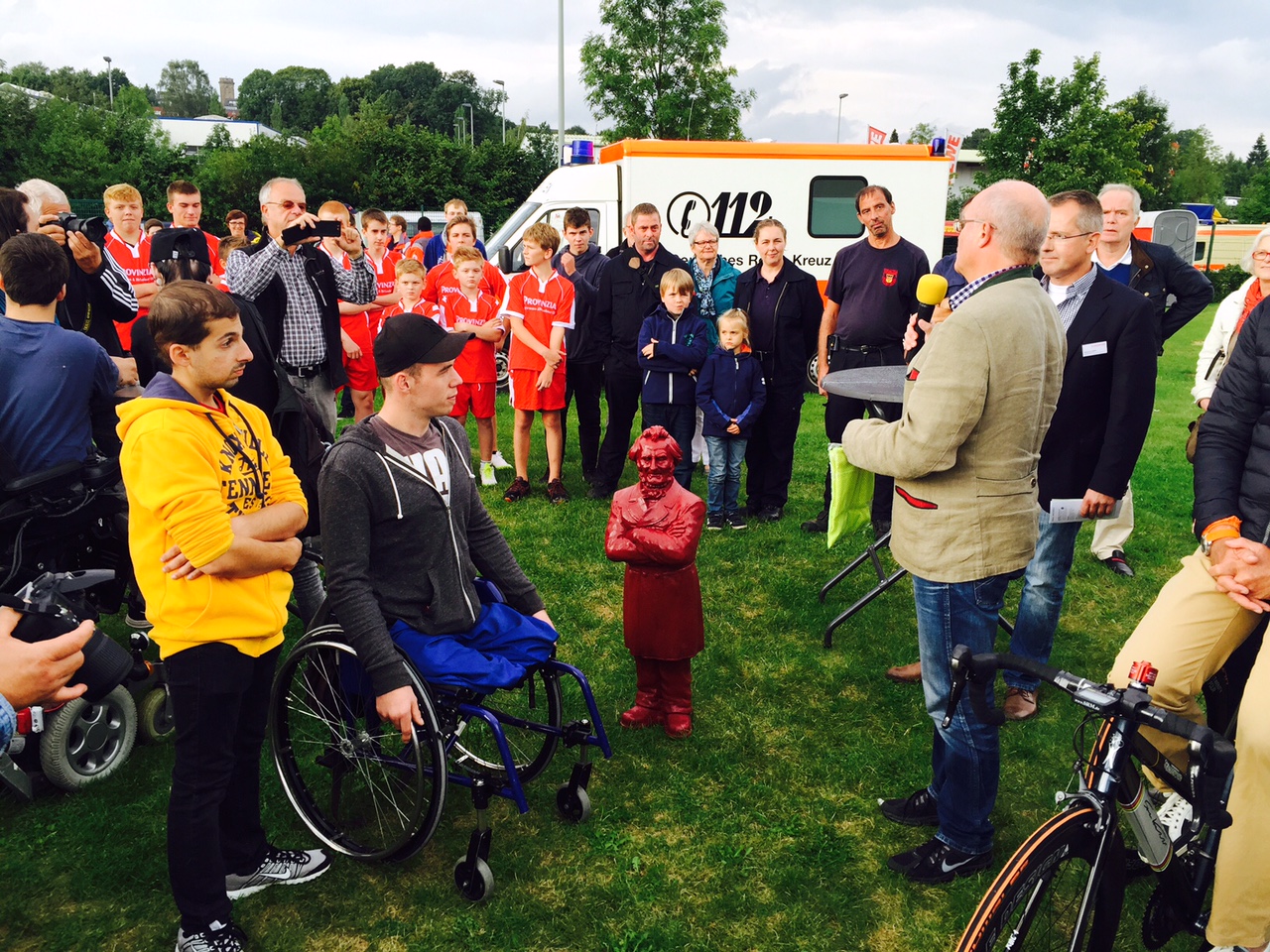 Begrüßung der Gäste und Teilnehmer des BBW-Fußballturniers durch Dr. Dr. Meinhard Esser vom Lions Club Wetter (Ruhr)