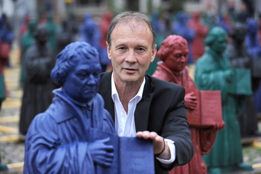 Ottmar Hörl mit Martin-Luther-Skulptur (2010) - © epd-bild - Foto: Ralf Maro