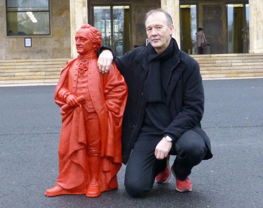 Ottmar Hörl mit Goethe-Skulptur auf dem Campus Westend 
der Goethe-Universität in Frankfurt am Main (2014) - Foto: Christoph Maisenbacher